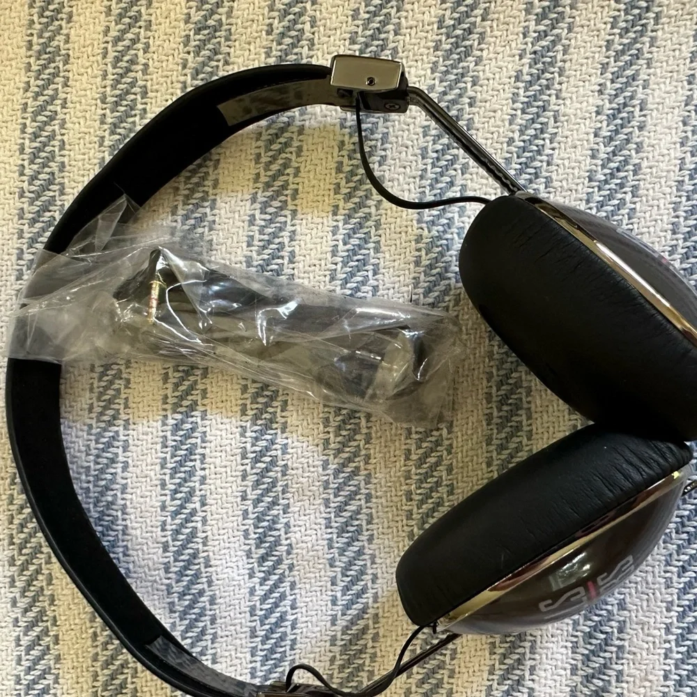 Skullcandy  special edition CrossFit Barbells for Boobs headphones over ear - Picture 3 of 6